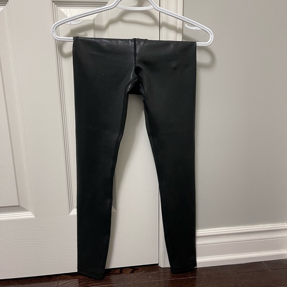 Black metalic shinny finish workout legging - Picture 2 of 5